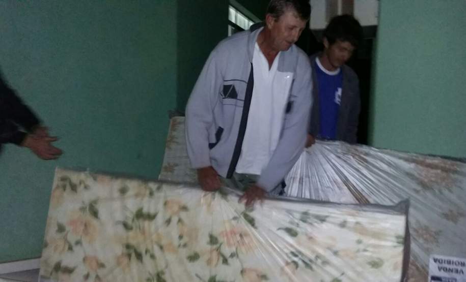 DEFESA CIVIL ESTADUAL ENVIA AUXÍLIO A MUNICÍPIO ATINGIDO POR FORTE CHUVA DE GRANIZO Um dos municípios mais afetados durante as chuvas de granizo desta terça-feira (12) foi Salto do Lontra, que teve danos e prejuízos extensivos em todo o município, afetando tanto os moradores quanto a administração pública local
