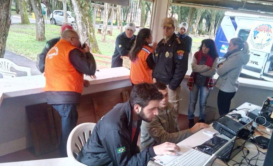 12ª CORPDEC REALIZA SIMULADO DA REDE ESTADUAL DE EMERGÊNCIA DE RADIOAMADORES EM FRANCISCO BELTRÃO. Na manhã de sábado dia 16 de julho de 2016, militares do 3º SGBI - Subgrupamento de Bombeiros Independente participaram do simulado da Rede Estadual de Emergência de Radioamadores (REER) previsto para primeiro semestre de 2016.