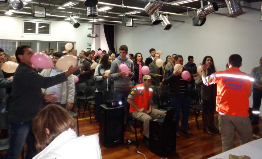 No dia 18 de julho de 2016 na praça CEU - Jardim Tarobá, a Defesa Civil (COMPDEC) e Corpo de Bombeiros de Cambé realizaram um evento que teve como objetivo de recrutar e capacitar voluntários cadastrados no Sistema de Defesa Civil (SISDC). O evento teve início às 13h com a presença do prefeito João Dalmacio Pavinato e a participação de 72 pessoas da comunidade.