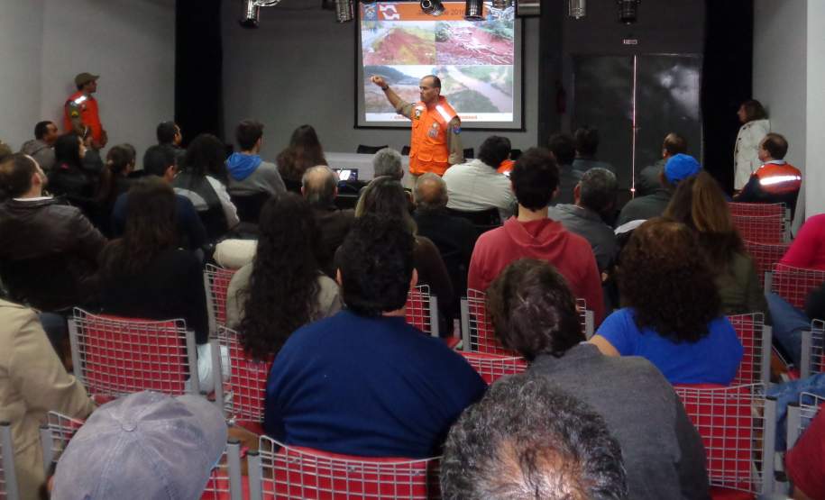 No dia 18 de julho de 2016 na praça CEU - Jardim Tarobá, a Defesa Civil (COMPDEC) e Corpo de Bombeiros de Cambé realizaram um evento que teve como objetivo de recrutar e capacitar voluntários cadastrados no Sistema de Defesa Civil (SISDC). O evento teve início às 13h com a presença do prefeito João Dalmacio Pavinato e a participação de 72 pessoas da comunidade.