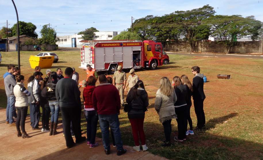 No dia 18 de julho de 2016 na praça CEU - Jardim Tarobá, a Defesa Civil (COMPDEC) e Corpo de Bombeiros de Cambé realizaram um evento que teve como objetivo de recrutar e capacitar voluntários cadastrados no Sistema de Defesa Civil (SISDC). O evento teve início às 13h com a presença do prefeito João Dalmacio Pavinato e a participação de 72 pessoas da comunidade.