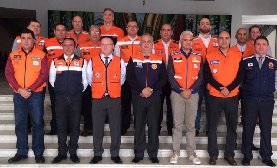 COORDENADOR ESTADUAL DE PROTEÇÃO E DEFESA CIVIL PARTICIPA DE REUNIÃO DO CONSELHO DE GESTORES ESTADUAIS DE PROTEÇÃO E DEFESA CIVIL EM SÃO PAULO. O Secretário Chefe da Casa Militar e Coordenador Estadual de Proteção e Defesa Civil Coronel Adilson Castilho Casitas participou nos dias 19 e 20 da reunião do Conselho dos Gestores Estaduais de Proteção e Defesa Civil - CONGEPDEC - na Cidade de São Paulo. O propósito da reunião foi discutir as novas tecnologias aplicadas à Proteção e Defesa Civil, trocar experiências sobre boas práticas desenvolvidas nos Estados, bem como eleger a nova diretoria executiva do CONGEPDEC.
