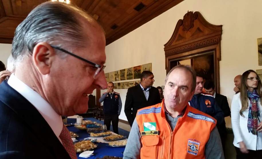 COORDENADOR ESTADUAL DE PROTEÇÃO E DEFESA CIVIL PARTICIPA DE REUNIÃO DO CONSELHO DE GESTORES ESTADUAIS DE PROTEÇÃO E DEFESA CIVIL EM SÃO PAULO. O Secretário Chefe da Casa Militar e Coordenador Estadual de Proteção e Defesa Civil Coronel Adilson Castilho Casitas participou nos dias 19 e 20 da reunião do Conselho dos Gestores Estaduais de Proteção e Defesa Civil - CONGEPDEC - na Cidade de São Paulo. O propósito da reunião foi discutir as novas tecnologias aplicadas à Proteção e Defesa Civil, trocar experiências sobre boas práticas desenvolvidas nos Estados, bem como eleger a nova diretoria executiva do CONGEPDEC.