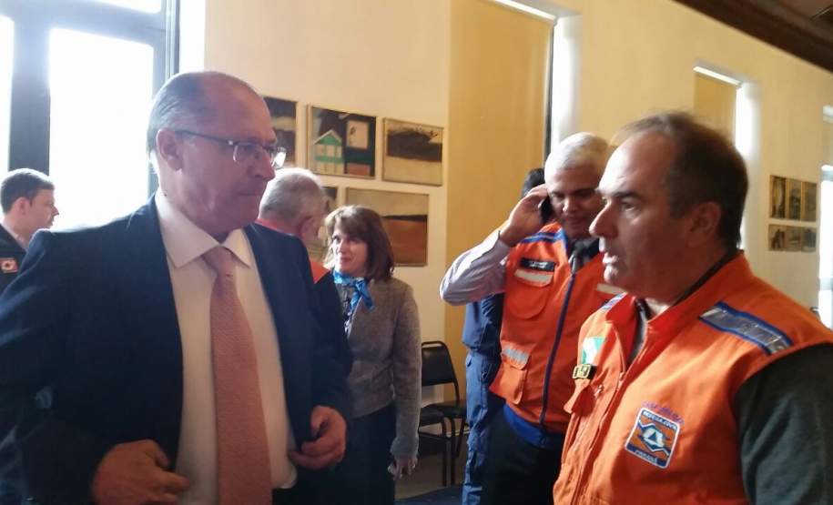 COORDENADOR ESTADUAL DE PROTEÇÃO E DEFESA CIVIL PARTICIPA DE REUNIÃO DO CONSELHO DE GESTORES ESTADUAIS DE PROTEÇÃO E DEFESA CIVIL EM SÃO PAULO. O Secretário Chefe da Casa Militar e Coordenador Estadual de Proteção e Defesa Civil Coronel Adilson Castilho Casitas participou nos dias 19 e 20 da reunião do Conselho dos Gestores Estaduais de Proteção e Defesa Civil - CONGEPDEC - na Cidade de São Paulo. O propósito da reunião foi discutir as novas tecnologias aplicadas à Proteção e Defesa Civil, trocar experiências sobre boas práticas desenvolvidas nos Estados, bem como eleger a nova diretoria executiva do CONGEPDEC.