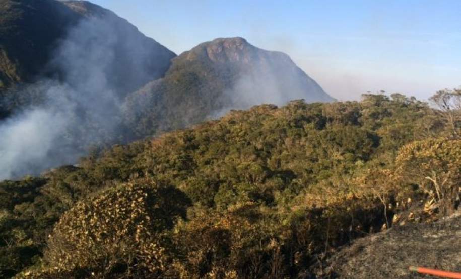 Durante a tarde deste domingo (24/07), bombeiros do litoral combateram um incêndio florestal no Morro Pelado, na região da Serra do Mar, em Morretes
