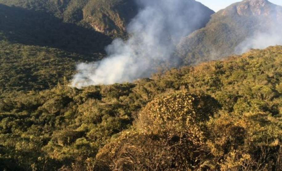 Durante a tarde deste domingo (24/07), bombeiros do litoral combateram um incêndio florestal no Morro Pelado, na região da Serra do Mar, em Morretes