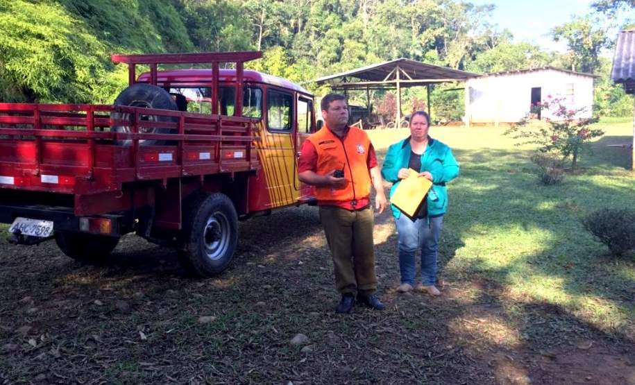 No último sábado (23/07) o Corpo de Bombeiros, em atividade de Defesa Civil, juntamente com a equipe da Rede Estadual de Emergência de Radioamadores (REER) da 8ª Coordenadoria Regional de Proteção e Defesa Civil – participou de simulado de radiocomunicação na comunidade de Capituva, Município de Morretes, no litoral do Paraná. A localidade é área vulnerável a queda de barreiras, além de já ter sido atingida por enxurradas e corridas de massa em 27 de dezembro de 2015.