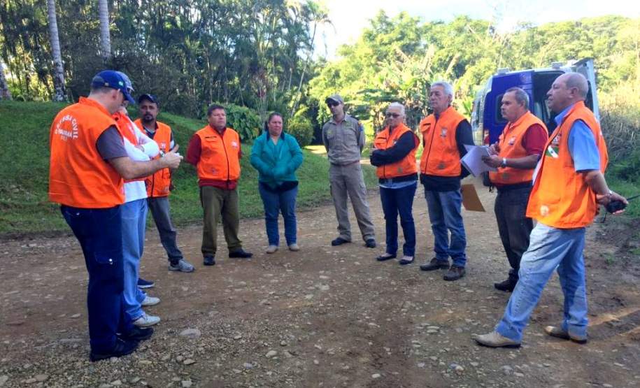 No último sábado (23/07) o Corpo de Bombeiros, em atividade de Defesa Civil, juntamente com a equipe da Rede Estadual de Emergência de Radioamadores (REER) da 8ª Coordenadoria Regional de Proteção e Defesa Civil – participou de simulado de radiocomunicação na comunidade de Capituva, Município de Morretes, no litoral do Paraná. A localidade é área vulnerável a queda de barreiras, além de já ter sido atingida por enxurradas e corridas de massa em 27 de dezembro de 2015.