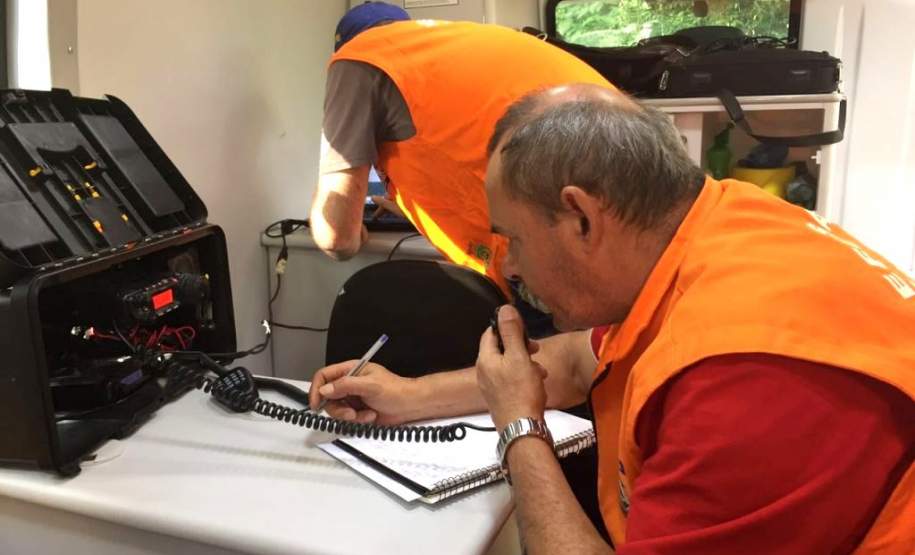 No último sábado (23/07) o Corpo de Bombeiros, em atividade de Defesa Civil, juntamente com a equipe da Rede Estadual de Emergência de Radioamadores (REER) da 8ª Coordenadoria Regional de Proteção e Defesa Civil – participou de simulado de radiocomunicação na comunidade de Capituva, Município de Morretes, no litoral do Paraná. A localidade é área vulnerável a queda de barreiras, além de já ter sido atingida por enxurradas e corridas de massa em 27 de dezembro de 2015.