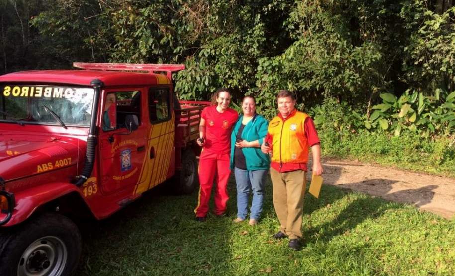 No último sábado (23/07) o Corpo de Bombeiros, em atividade de Defesa Civil, juntamente com a equipe da Rede Estadual de Emergência de Radioamadores (REER) da 8ª Coordenadoria Regional de Proteção e Defesa Civil – participou de simulado de radiocomunicação na comunidade de Capituva, Município de Morretes, no litoral do Paraná. A localidade é área vulnerável a queda de barreiras, além de já ter sido atingida por enxurradas e corridas de massa em 27 de dezembro de 2015.