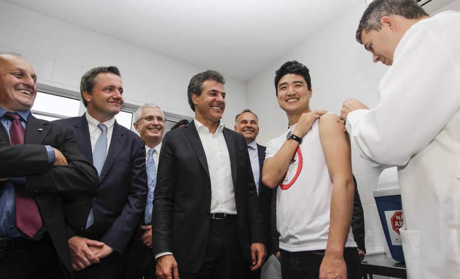 O governador Beto Richa lançou nesta terça-feira (26) a campanha de vacinação contra a dengue no Paraná e anunciou que 500 mil pessoas serão imunizadas nos 30 municípios com maior circulação viral da doença. A vacinação começa dia 13 de agosto. O Paraná é o primeiro das Américas a fazer uma campanha pública contra a dengue. O Governo do Estado investirá R$ 50 milhões na aquisição da vacina.