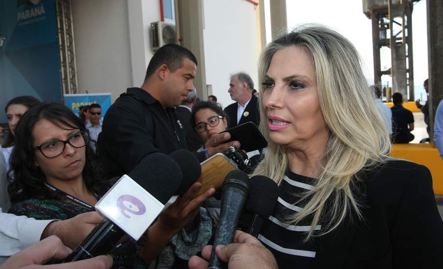 Richa anuncia vacinação contra dengue para 500 mil pessoas, em 30 municípios O governador Beto Richa lançou nesta terça-feira (26) a campanha de vacinação contra a dengue no Paraná e anunciou que 500 mil pessoas serão imunizadas nos 30 municípios com maior circulação viral da doença. A vacinação começa dia 13 de agosto. O Paraná é o primeiro das Américas a fazer uma campanha pública contra a dengue. O Governo do Estado investirá R$ 50 milhões na aquisição da vacina.