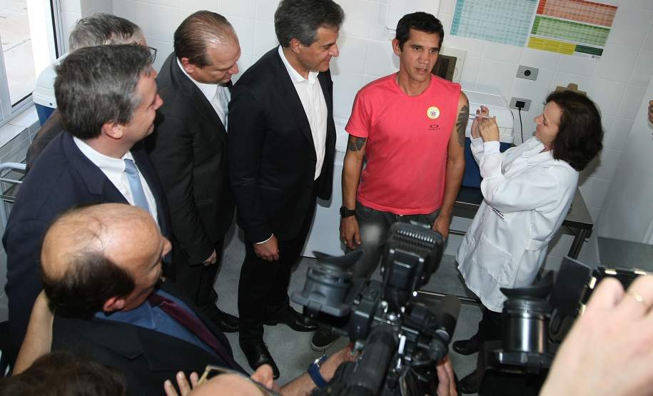 Richa anuncia vacinação contra dengue para 500 mil pessoas, em 30 municípios O governador Beto Richa lançou nesta terça-feira (26) a campanha de vacinação contra a dengue no Paraná e anunciou que 500 mil pessoas serão imunizadas nos 30 municípios com maior circulação viral da doença. A vacinação começa dia 13 de agosto. O Paraná é o primeiro das Américas a fazer uma campanha pública contra a dengue. O Governo do Estado investirá R$ 50 milhões na aquisição da vacina.