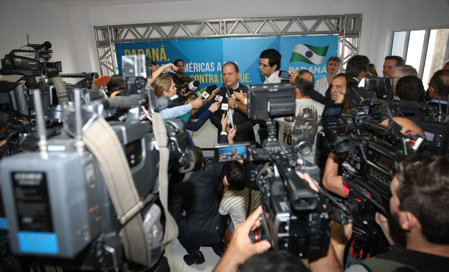 Richa anuncia vacinação contra dengue para 500 mil pessoas, em 30 municípios O governador Beto Richa lançou nesta terça-feira (26) a campanha de vacinação contra a dengue no Paraná e anunciou que 500 mil pessoas serão imunizadas nos 30 municípios com maior circulação viral da doença. A vacinação começa dia 13 de agosto. O Paraná é o primeiro das Américas a fazer uma campanha pública contra a dengue. O Governo do Estado investirá R$ 50 milhões na aquisição da vacina.