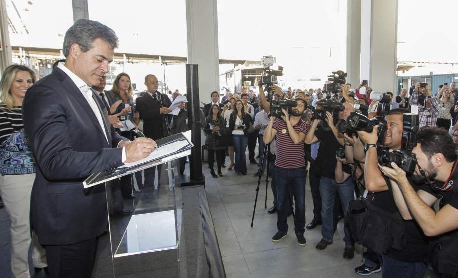 Richa anuncia vacinação contra dengue para 500 mil pessoas, em 30 municípios O governador Beto Richa lançou nesta terça-feira (26) a campanha de vacinação contra a dengue no Paraná e anunciou que 500 mil pessoas serão imunizadas nos 30 municípios com maior circulação viral da doença. A vacinação começa dia 13 de agosto. O Paraná é o primeiro das Américas a fazer uma campanha pública contra a dengue. O Governo do Estado investirá R$ 50 milhões na aquisição da vacina.