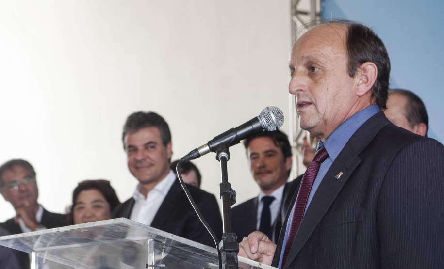 Richa anuncia vacinação contra dengue para 500 mil pessoas, em 30 municípios O governador Beto Richa lançou nesta terça-feira (26) a campanha de vacinação contra a dengue no Paraná e anunciou que 500 mil pessoas serão imunizadas nos 30 municípios com maior circulação viral da doença. A vacinação começa dia 13 de agosto. O Paraná é o primeiro das Américas a fazer uma campanha pública contra a dengue. O Governo do Estado investirá R$ 50 milhões na aquisição da vacina.