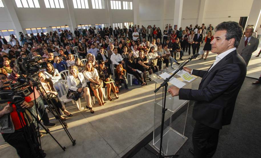 Richa anuncia vacinação contra dengue para 500 mil pessoas, em 30 municípios O governador Beto Richa lançou nesta terça-feira (26) a campanha de vacinação contra a dengue no Paraná e anunciou que 500 mil pessoas serão imunizadas nos 30 municípios com maior circulação viral da doença. A vacinação começa dia 13 de agosto. O Paraná é o primeiro das Américas a fazer uma campanha pública contra a dengue. O Governo do Estado investirá R$ 50 milhões na aquisição da vacina.