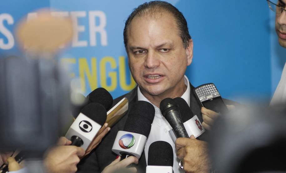 Richa anuncia vacinação contra dengue para 500 mil pessoas, em 30 municípios O governador Beto Richa lançou nesta terça-feira (26) a campanha de vacinação contra a dengue no Paraná e anunciou que 500 mil pessoas serão imunizadas nos 30 municípios com maior circulação viral da doença. A vacinação começa dia 13 de agosto. O Paraná é o primeiro das Américas a fazer uma campanha pública contra a dengue. O Governo do Estado investirá R$ 50 milhões na aquisição da vacina.