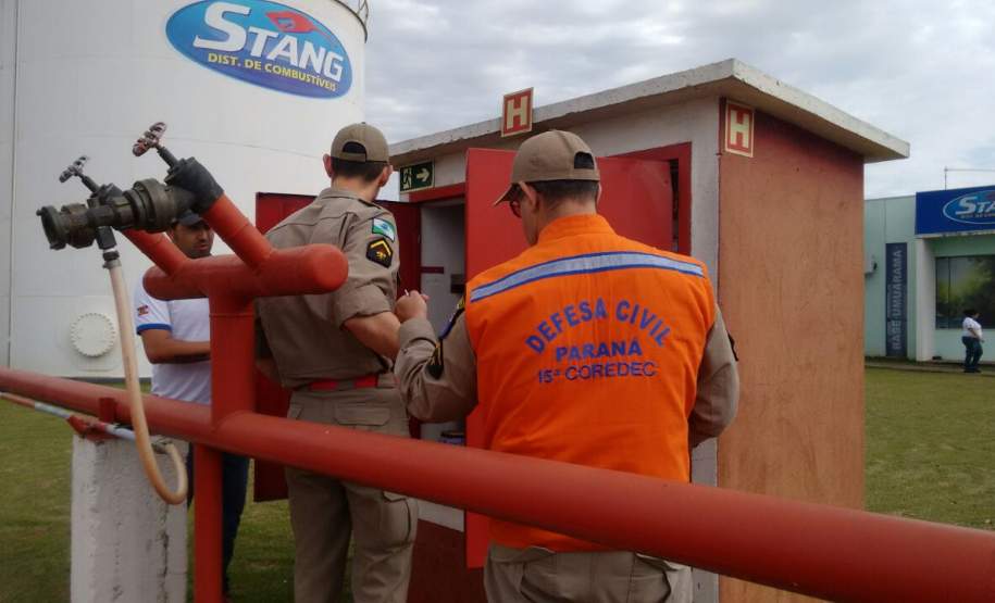 15ª Coordenadoria Regional de Proteção e Defesa Civil realiza Fiscalização em empresa que manuseia e armazena Produtos Perigosos. A 15ª Coordenadoria Regional de Proteção e Defesa Civil – 6º Subgrupamento de Bombeiros Independente realizou no dia 26 de Julho de 2016, fiscalização na empresa Stang Distribuidora de Petróleo LTDA, município de Umuarama – PR, verificando os meios de segurança utilizados no armazenamento e manuseio de produtos perigosos.