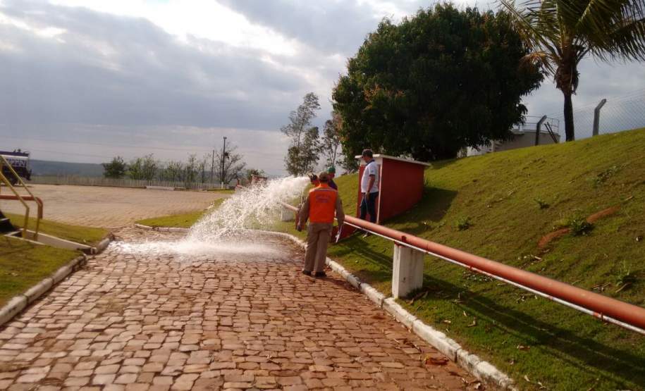 15ª Coordenadoria Regional de Proteção e Defesa Civil realiza Fiscalização em empresa que manuseia e armazena Produtos Perigosos. A 15ª Coordenadoria Regional de Proteção e Defesa Civil – 6º Subgrupamento de Bombeiros Independente realizou no dia 26 de Julho de 2016, fiscalização na empresa Stang Distribuidora de Petróleo LTDA, município de Umuarama – PR, verificando os meios de segurança utilizados no armazenamento e manuseio de produtos perigosos.