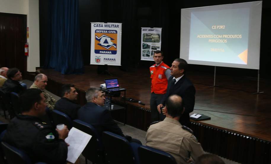 Comissão discute medidas para evitar acidentes com produtos perigosos A implantação de áreas de escape, maior controle de velocidade e limitação de tráfego de caminhões que transportam produtos perigosos estão entre as medidas para evitar acidentes como o que aconteceu na BR-277, no início de julho, em que cinco pessoas morreram e 12 ficaram feridas