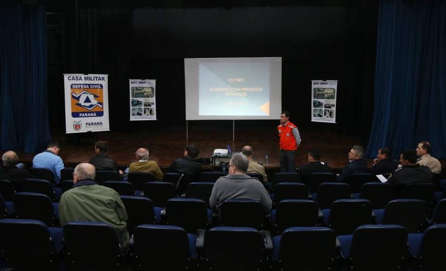 Comissão discute medidas para evitar acidentes com produtos perigosos A implantação de áreas de escape, maior controle de velocidade e limitação de tráfego de caminhões que transportam produtos perigosos estão entre as medidas para evitar acidentes como o que aconteceu na BR-277, no início de julho, em que cinco pessoas morreram e 12 ficaram feridas