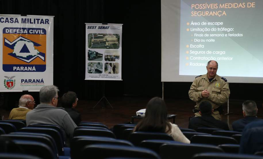 Comissão discute medidas para evitar acidentes com produtos perigosos A implantação de áreas de escape, maior controle de velocidade e limitação de tráfego de caminhões que transportam produtos perigosos estão entre as medidas para evitar acidentes como o que aconteceu na BR-277, no início de julho, em que cinco pessoas morreram e 12 ficaram feridas