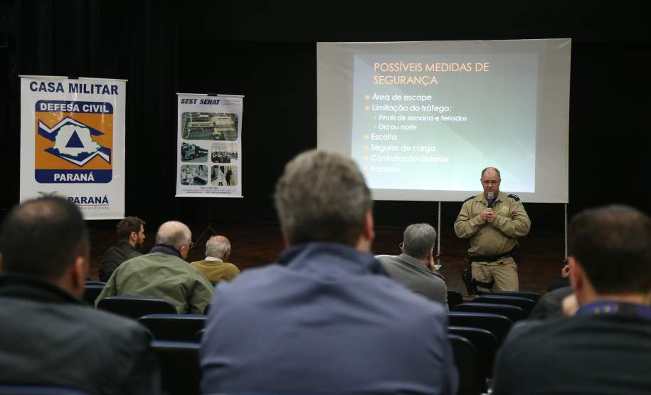 Comissão discute medidas para evitar acidentes com produtos perigosos A implantação de áreas de escape, maior controle de velocidade e limitação de tráfego de caminhões que transportam produtos perigosos estão entre as medidas para evitar acidentes como o que aconteceu na BR-277, no início de julho, em que cinco pessoas morreram e 12 ficaram feridas