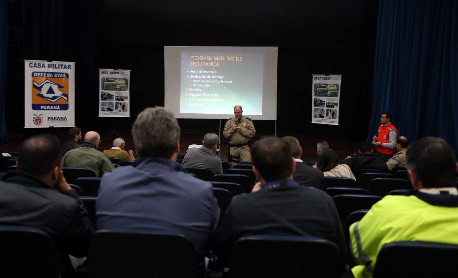 Comissão discute medidas para evitar acidentes com produtos perigosos A implantação de áreas de escape, maior controle de velocidade e limitação de tráfego de caminhões que transportam produtos perigosos estão entre as medidas para evitar acidentes como o que aconteceu na BR-277, no início de julho, em que cinco pessoas morreram e 12 ficaram feridas