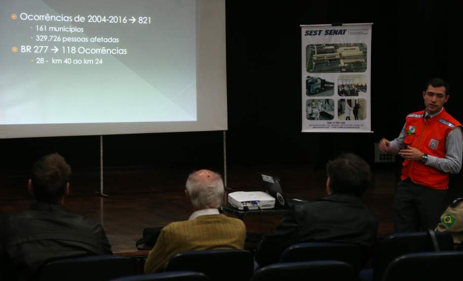 Comissão discute medidas para evitar acidentes com produtos perigosos A implantação de áreas de escape, maior controle de velocidade e limitação de tráfego de caminhões que transportam produtos perigosos estão entre as medidas para evitar acidentes como o que aconteceu na BR-277, no início de julho, em que cinco pessoas morreram e 12 ficaram feridas