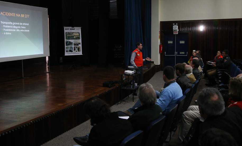 Comissão discute medidas para evitar acidentes com produtos perigosos A implantação de áreas de escape, maior controle de velocidade e limitação de tráfego de caminhões que transportam produtos perigosos estão entre as medidas para evitar acidentes como o que aconteceu na BR-277, no início de julho, em que cinco pessoas morreram e 12 ficaram feridas