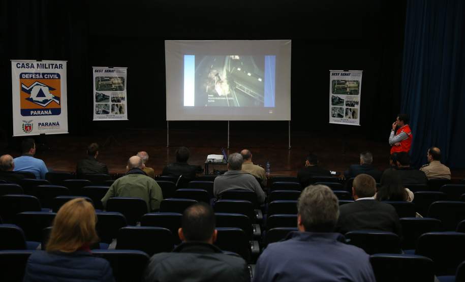 Comissão discute medidas para evitar acidentes com produtos perigosos A implantação de áreas de escape, maior controle de velocidade e limitação de tráfego de caminhões que transportam produtos perigosos estão entre as medidas para evitar acidentes como o que aconteceu na BR-277, no início de julho, em que cinco pessoas morreram e 12 ficaram feridas