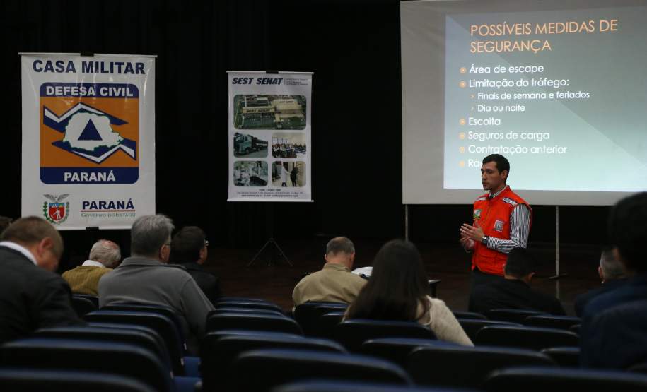 Comissão discute medidas para evitar acidentes com produtos perigosos A implantação de áreas de escape, maior controle de velocidade e limitação de tráfego de caminhões que transportam produtos perigosos estão entre as medidas para evitar acidentes como o que aconteceu na BR-277, no início de julho, em que cinco pessoas morreram e 12 ficaram feridas