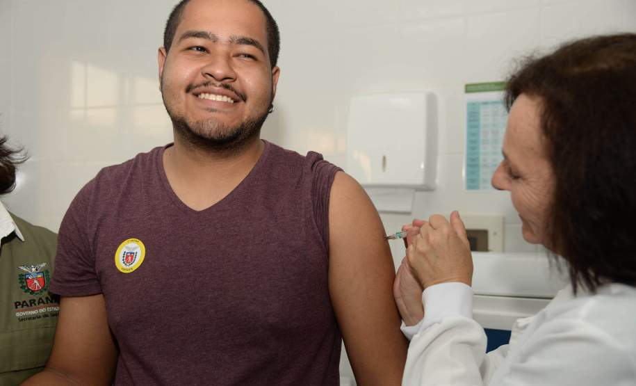 Paraná recebe 1º lote de vacinas contra a dengue Chega ao Paraná nesta quarta-feira (3) o primeiro lote de vacinas contra a dengue, que serão utilizadas na campanha estadual de imunização a partir do dia 13 de agosto. As primeiras 250 mil doses serão distribuídas já nesta semana aos 30 municípios contemplados nesta primeira etapa da vacinação.