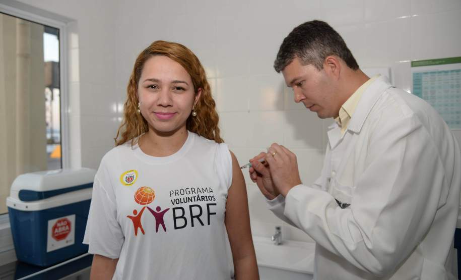 Paraná recebe 1º lote de vacinas contra a dengue Chega ao Paraná nesta quarta-feira (3) o primeiro lote de vacinas contra a dengue, que serão utilizadas na campanha estadual de imunização a partir do dia 13 de agosto. As primeiras 250 mil doses serão distribuídas já nesta semana aos 30 municípios contemplados nesta primeira etapa da vacinação.