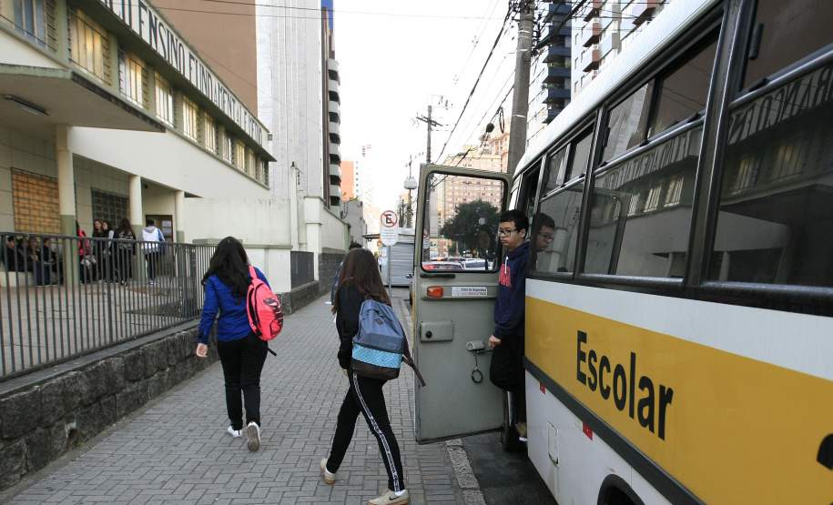 Volta às aulas exige cuidados para evitar a gripe O período de volta às aulas e as baixas temperaturas no Estado exigem cuidados redobrados para evitar a infecção por gripe. Apenas na rede estadual de ensino, cerca de um milhão de estudantes voltaram às escolas nesta semana. Precauções como manter os ambientes arejados e lavar as mãos com frequência devem ser reforçadas aos alunos e professores.