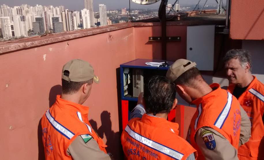 3ª CORPDEC auxilia voluntários Radioamadores cadastrados na instalação de repetidora em Londrina. 3ª CORPDEC auxilia voluntários Radioamadores cadastrados na instalação de repetidora em Londrina.