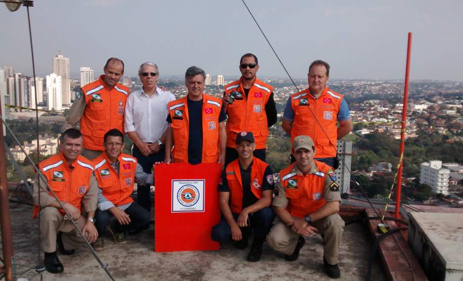 3ª CORPDEC auxilia voluntários Radioamadores cadastrados na instalação de repetidora em Londrina. 3ª CORPDEC auxilia voluntários Radioamadores cadastrados na instalação de repetidora em
Londrina.