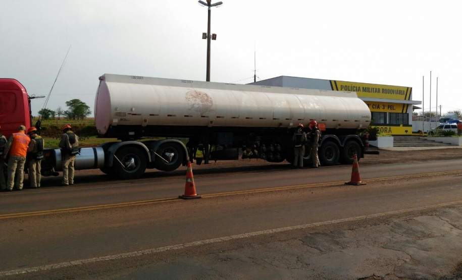 15ª Coordenadoria Regional de Proteção e Defesa Civil realiza Fiscalização Rodoviária de Produtos Perigosos na Rodovia BR – 323, município de IPORÃ - PR A 15ª Coordenadoria Regional de Proteção e Defesa Civil – 6º Subgrupamento de Bombeiros Independente realizou no dia 18 de Agosto de 2016, fiscalização ao transporte rodoviário de produtos perigosos na Rodovia Br 323, Km 346, município de Iporã, Posto do BPRv, conforme cronograma anual de Fiscalização de Produtos Perigosos.