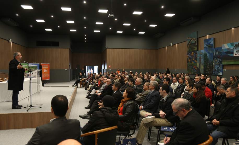 Empreendedores e governo debatem planos de emergência para barragens Empreendedores, agências reguladoras, órgãos do Governo do Estado e profissionais da área de engenharia se reuniram nesta terça-feira (23), em Curitiba, para o seminário “Plano de Ação de Emergência de Barragens – Interrelações entre órgãos do Governo e Empreendedores”. A proposta foi debater as ações de prevenção e ação em casos de acidentes em barragens, para evitar tragédias como a que aconteceu em Mariana, Minas Gerais, em novembro do ano passado.