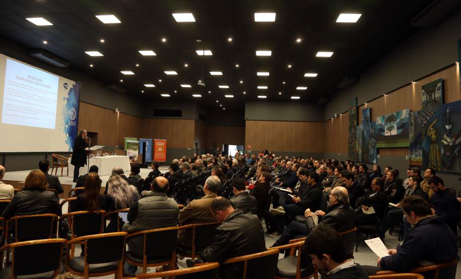 Empreendedores e governo debatem planos de emergência para barragens Empreendedores, agências reguladoras, órgãos do Governo do Estado e profissionais da área de engenharia se reuniram nesta terça-feira (23), em Curitiba, para o seminário “Plano de Ação de Emergência de Barragens – Interrelações entre órgãos do Governo e Empreendedores”. A proposta foi debater as ações de prevenção e ação em casos de acidentes em barragens, para evitar tragédias como a que aconteceu em Mariana, Minas Gerais, em novembro do ano passado.