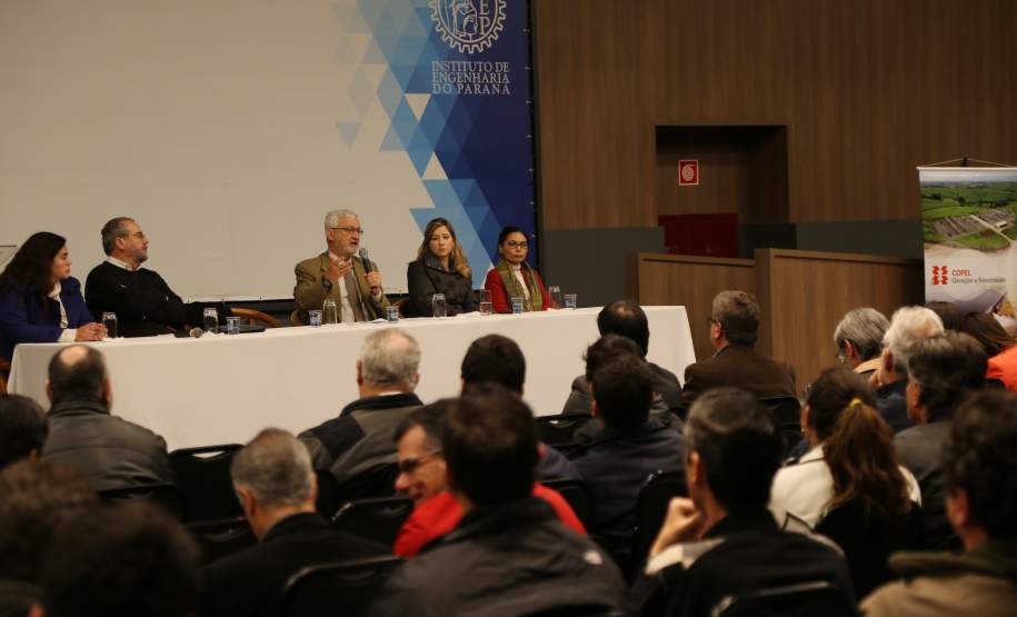 Empreendedores e governo debatem planos de emergência para barragens Empreendedores, agências reguladoras, órgãos do Governo do Estado e profissionais da área de engenharia se reuniram nesta terça-feira (23), em Curitiba, para o seminário “Plano de Ação de Emergência de Barragens – Interrelações entre órgãos do Governo e Empreendedores”. A proposta foi debater as ações de prevenção e ação em casos de acidentes em barragens, para evitar tragédias como a que aconteceu em Mariana, Minas Gerais, em novembro do ano passado.