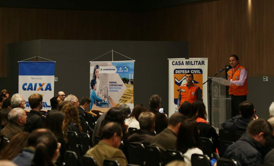 Empreendedores e governo debatem planos de emergência para barragens Empreendedores, agências reguladoras, órgãos do Governo do Estado e profissionais da área de engenharia se reuniram nesta terça-feira (23), em Curitiba, para o seminário “Plano de Ação de Emergência de Barragens – Interrelações entre órgãos do Governo e Empreendedores”. A proposta foi debater as ações de prevenção e ação em casos de acidentes em barragens, para evitar tragédias como a que aconteceu em Mariana, Minas Gerais, em novembro do ano passado.