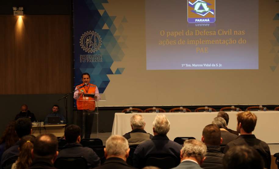 Empreendedores e governo debatem planos de emergência para barragens Empreendedores, agências reguladoras, órgãos do Governo do Estado e profissionais da área de engenharia se reuniram nesta terça-feira (23), em Curitiba, para o seminário “Plano de Ação de Emergência de Barragens – Interrelações entre órgãos do Governo e Empreendedores”. A proposta foi debater as ações de prevenção e ação em casos de acidentes em barragens, para evitar tragédias como a que aconteceu em Mariana, Minas Gerais, em novembro do ano passado.