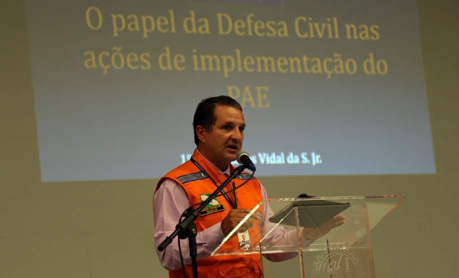 Empreendedores e governo debatem planos de emergência para barragens Empreendedores, agências reguladoras, órgãos do Governo do Estado e profissionais da área de engenharia se reuniram nesta terça-feira (23), em Curitiba, para o seminário “Plano de Ação de Emergência de Barragens – Interrelações entre órgãos do Governo e Empreendedores”. A proposta foi debater as ações de prevenção e ação em casos de acidentes em barragens, para evitar tragédias como a que aconteceu em Mariana, Minas Gerais, em novembro do ano passado.