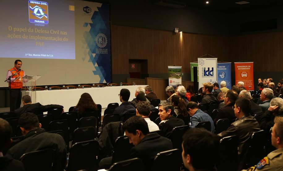 Empreendedores e governo debatem planos de emergência para barragens Empreendedores, agências reguladoras, órgãos do Governo do Estado e profissionais da área de engenharia se reuniram nesta terça-feira (23), em Curitiba, para o seminário “Plano de Ação de Emergência de Barragens – Interrelações entre órgãos do Governo e Empreendedores”. A proposta foi debater as ações de prevenção e ação em casos de acidentes em barragens, para evitar tragédias como a que aconteceu em Mariana, Minas Gerais, em novembro do ano passado.