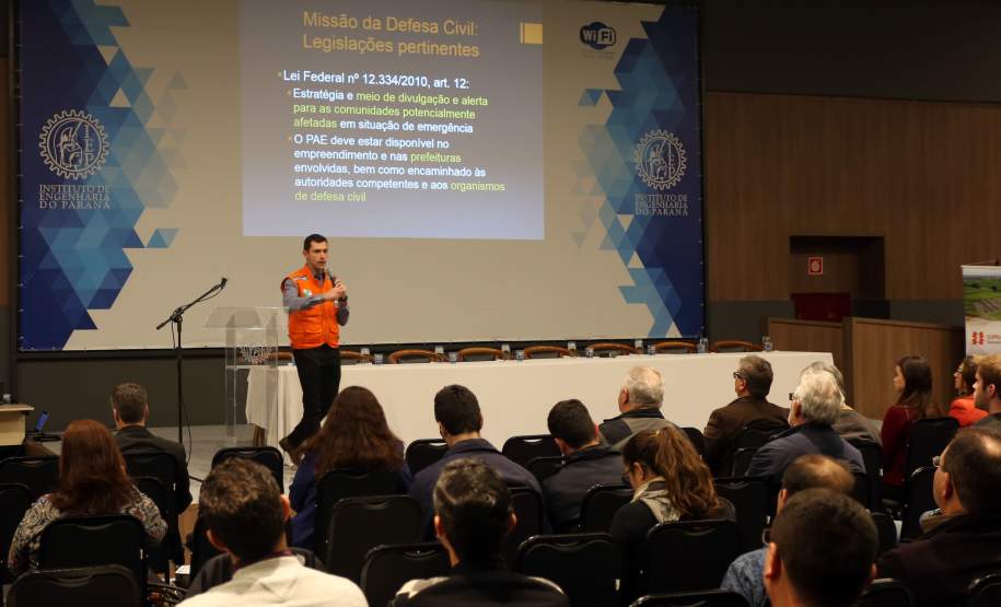 Empreendedores e governo debatem planos de emergência para barragens Empreendedores, agências reguladoras, órgãos do Governo do Estado e profissionais da área de engenharia se reuniram nesta terça-feira (23), em Curitiba, para o seminário “Plano de Ação de Emergência de Barragens – Interrelações entre órgãos do Governo e Empreendedores”. A proposta foi debater as ações de prevenção e ação em casos de acidentes em barragens, para evitar tragédias como a que aconteceu em Mariana, Minas Gerais, em novembro do ano passado.