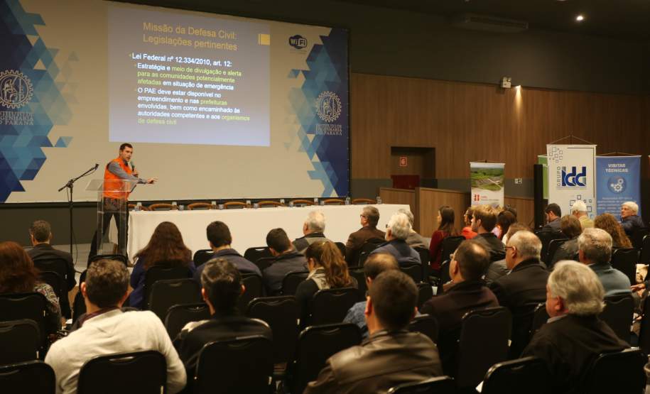 Empreendedores e governo debatem planos de emergência para barragens Empreendedores, agências reguladoras, órgãos do Governo do Estado e profissionais da área de engenharia se reuniram nesta terça-feira (23), em Curitiba, para o seminário “Plano de Ação de Emergência de Barragens – Interrelações entre órgãos do Governo e Empreendedores”. A proposta foi debater as ações de prevenção e ação em casos de acidentes em barragens, para evitar tragédias como a que aconteceu em Mariana, Minas Gerais, em novembro do ano passado.