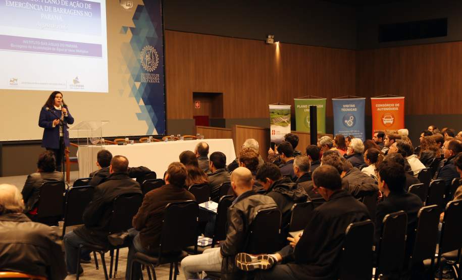 Empreendedores e governo debatem planos de emergência para barragens Empreendedores, agências reguladoras, órgãos do Governo do Estado e profissionais da área de engenharia se reuniram nesta terça-feira (23), em Curitiba, para o seminário “Plano de Ação de Emergência de Barragens – Interrelações entre órgãos do Governo e Empreendedores”. A proposta foi debater as ações de prevenção e ação em casos de acidentes em barragens, para evitar tragédias como a que aconteceu em Mariana, Minas Gerais, em novembro do ano passado.