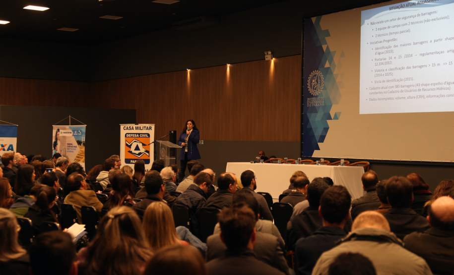 Empreendedores e governo debatem planos de emergência para barragens Empreendedores, agências reguladoras, órgãos do Governo do Estado e profissionais da área de engenharia se reuniram nesta terça-feira (23), em Curitiba, para o seminário “Plano de Ação de Emergência de Barragens – Interrelações entre órgãos do Governo e Empreendedores”. A proposta foi debater as ações de prevenção e ação em casos de acidentes em barragens, para evitar tragédias como a que aconteceu em Mariana, Minas Gerais, em novembro do ano passado.